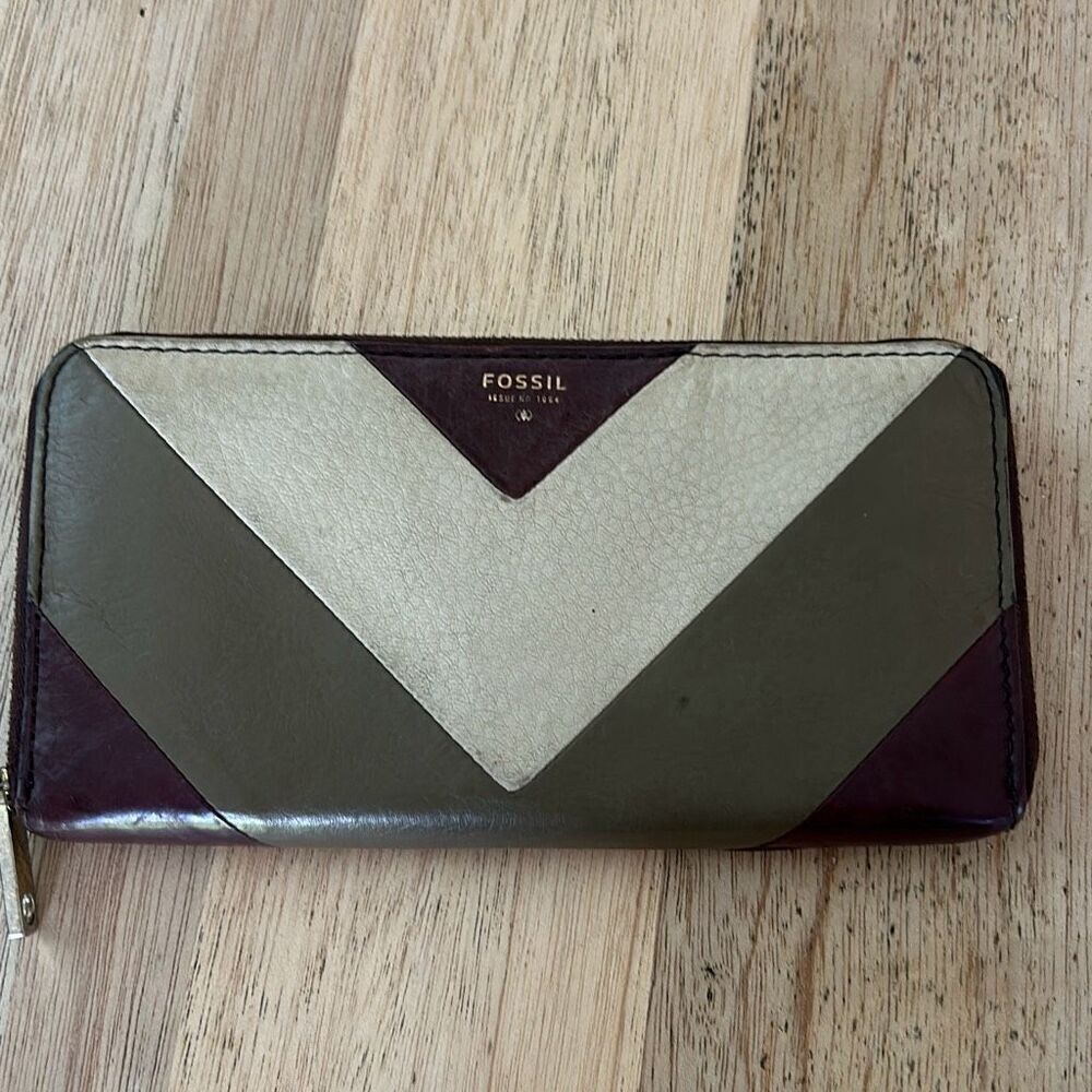 Fossil burgundy tan Chevron leather wallet